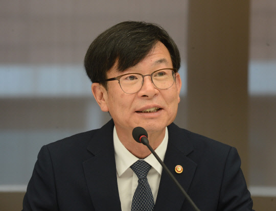 김 위원장은 23일 오전 서울 남대문로 대한상공회의소에서 총자산 순위 11~34위인 15개 중견그룹의 CEO들과 정책간담회를 열고 "일감 몰아주기를 해소하고 불공정한 하도급 거래 관행을 개선해달라"고 촉구했다. 공정거래위원회 제공
